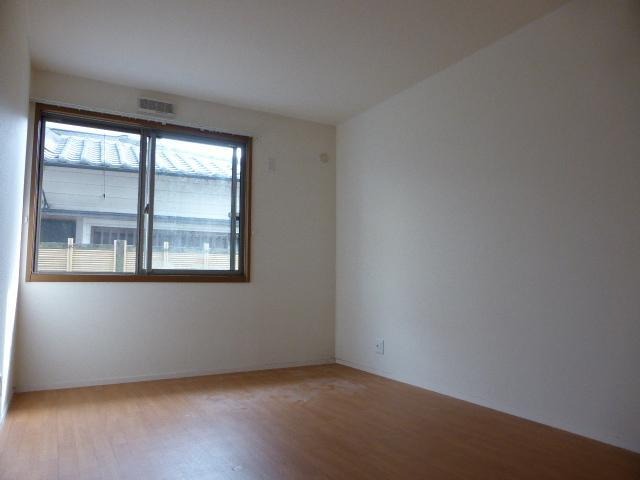 こちらは寝室にピッタリの洋室です