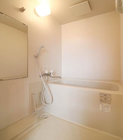 清潔のあるバスルームです