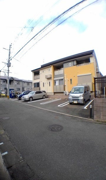 敷地内駐車場完備。