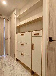 玄関横にも嬉しい収納