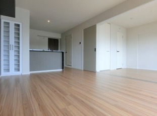 家具の配置が楽しくなるリビングですね