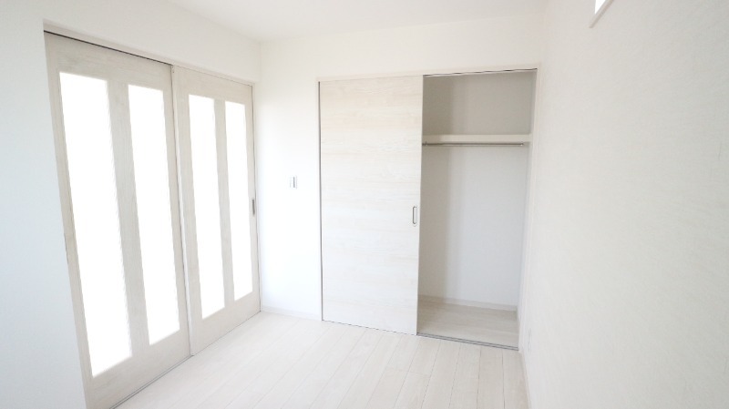 奥行きのあるクローゼットなので荷物の多い方も安心