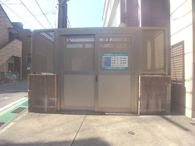 こちらはゴミ捨て場です敷地内なので楽ですね