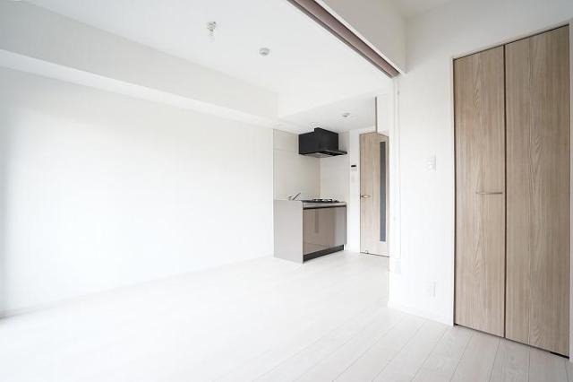 こちらは寝室にピッタリの洋室です