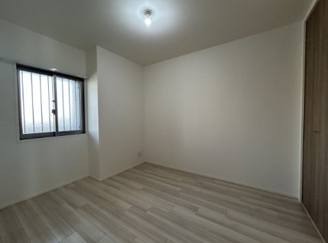 こちらは寝室にぴったりの洋室です