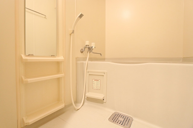 白を基調とした清潔感のあるお風呂です