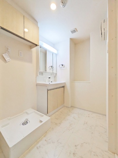 嬉しい三面鏡付き独立洗面台完備