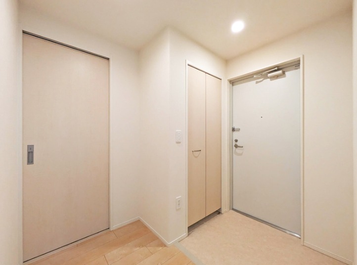 白が基調の綺麗な玄関ですね