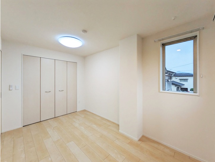 こちらは寝室にいかがですか