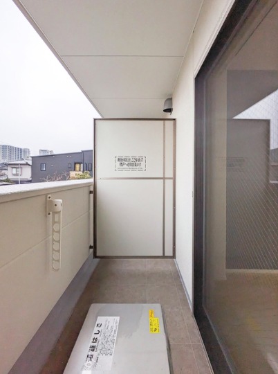 南東向きで日当たり良好なバルコニーですね