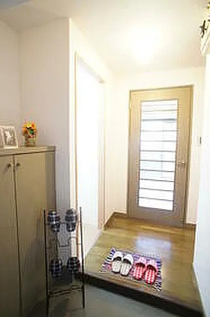 玄関は暖かい雰囲気です