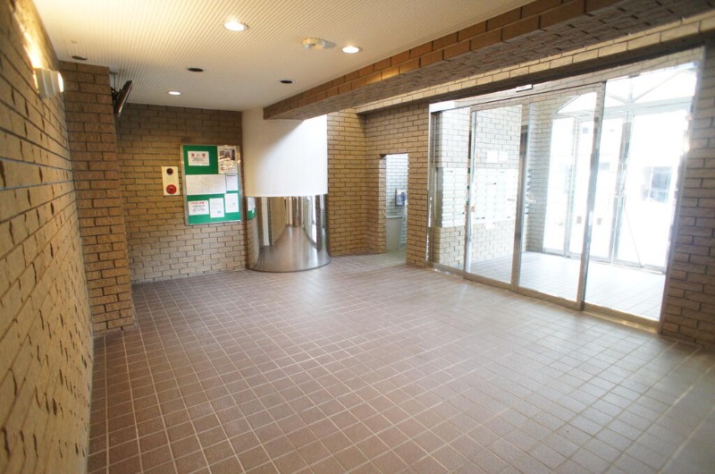 ロビーはきれいに清掃されてますね。