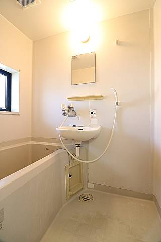 お風呂出窓つきです。換気もしやすいですね。