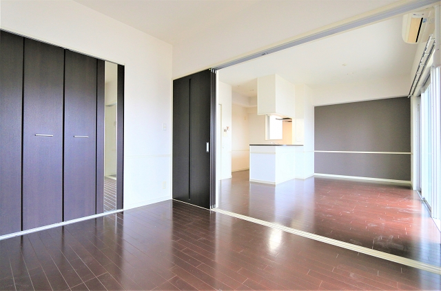 オシャレで約13帖の広々リビングです