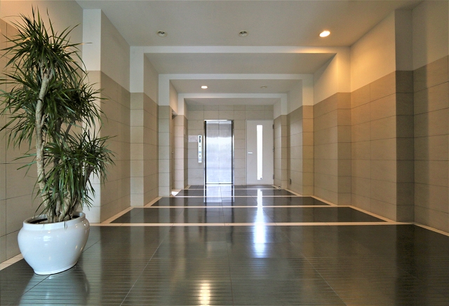 広くておしゃれなエントランスでお出迎え