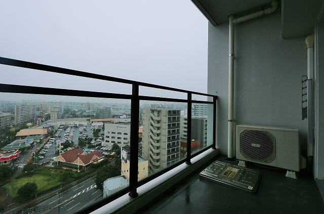 目の前はショッピングセンターです