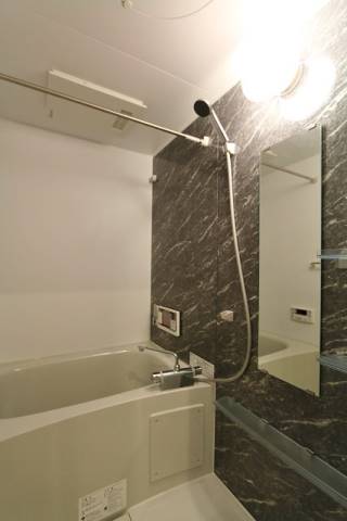 清潔感のあるバスルームです