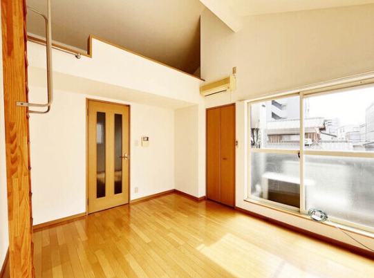 南向きで日当たり良好な洋室ですね