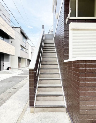 手すり付きで安心安全ですね