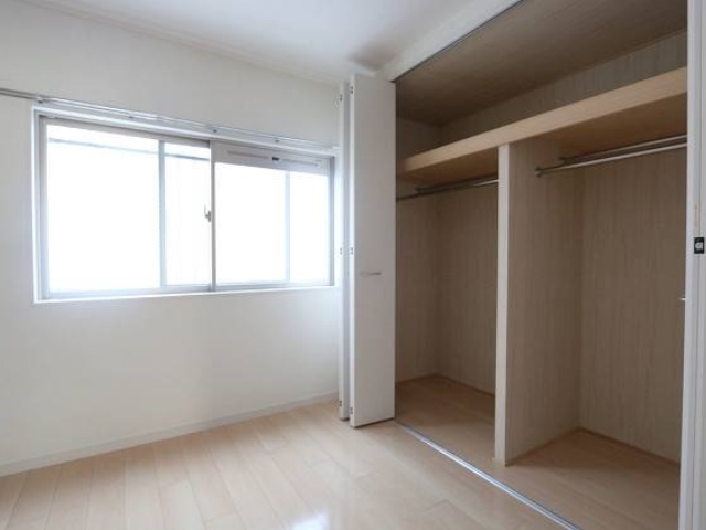 かさばりやすいお洋服もたっぷり収納可能です