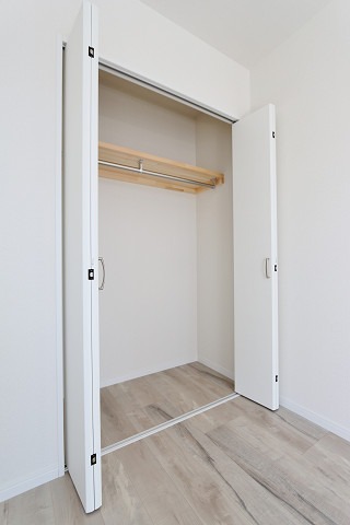 それぞれの洋室にクローゼットがあります