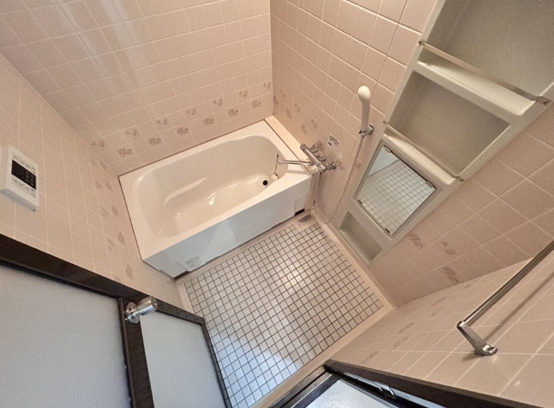 バス、シャワー完備。