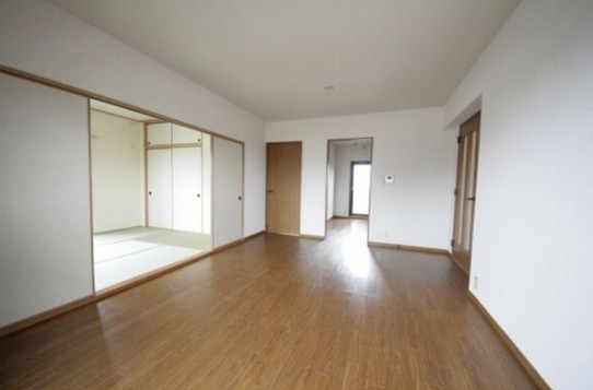 家具の配置がしやすいリビングですね