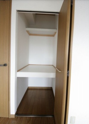 奥行きのあるクローゼットですね