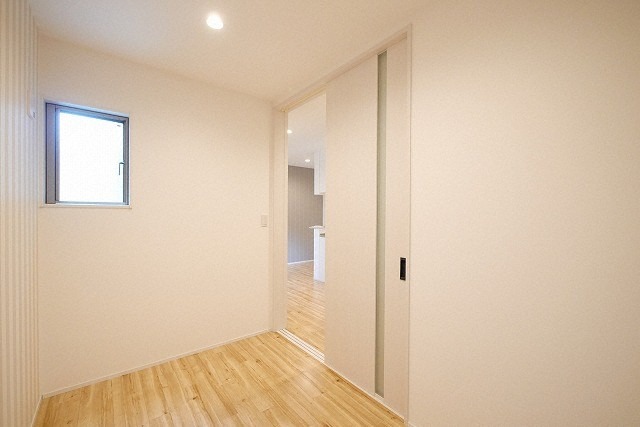 こちらは寝室にピッタリの洋室です