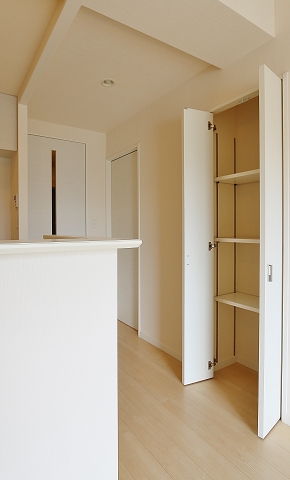 キッチン横にも収納ございます