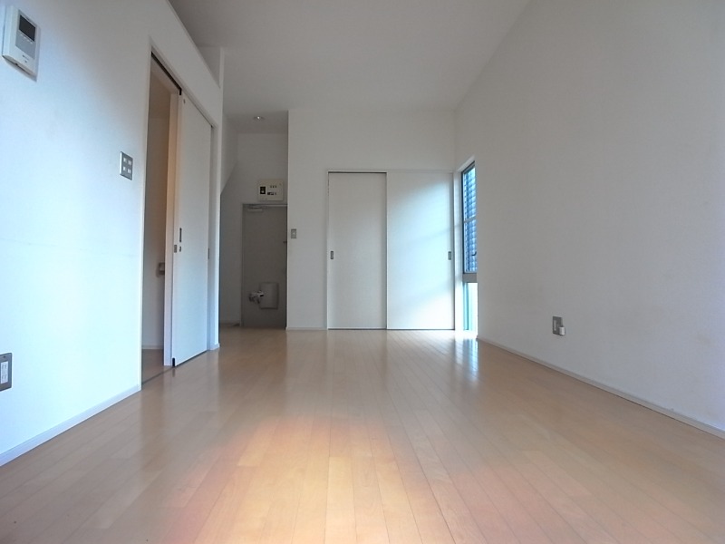 家具の配置に困らないリビングですね