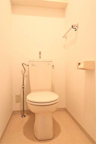 トイレの収納棚もご活用くださいね