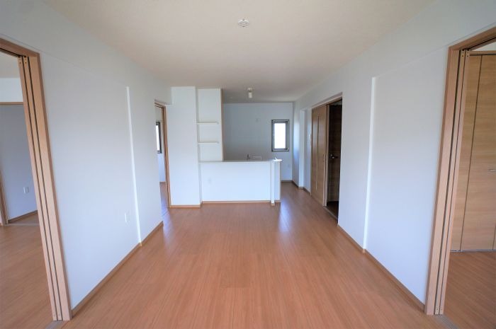 家具の配置に困らないリビングですね