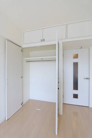 クローゼットはもちろん、上部収納も付いてます