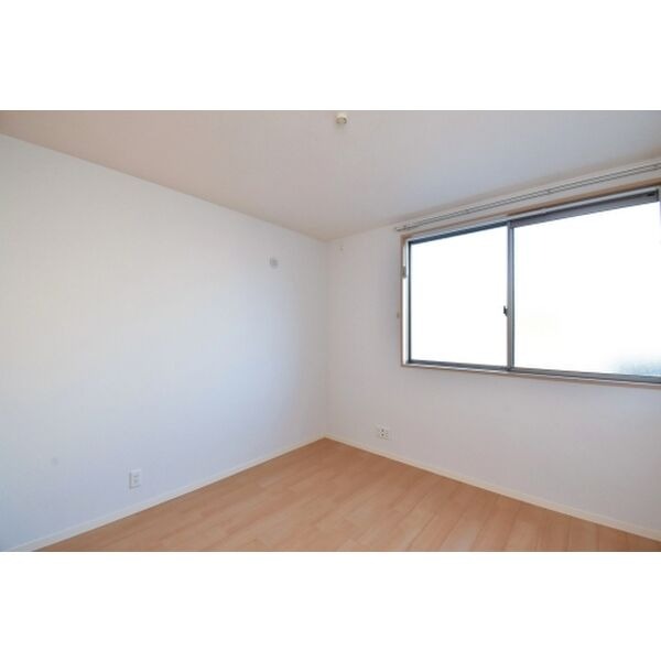 こちらは寝室にピッタリの洋室です