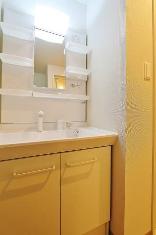 物置付きの便利な洗面台ですね