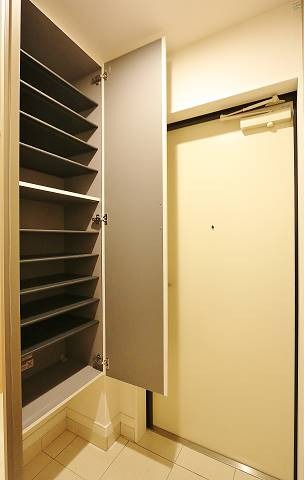 天井高下駄箱で玄関がスッキリ