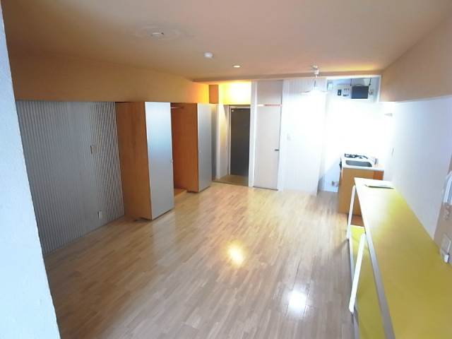 家具の配置に困らないリビングですね