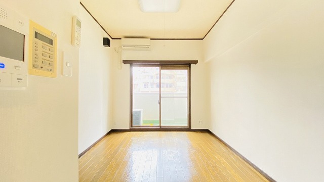 家具の配置に困らないリビングですね