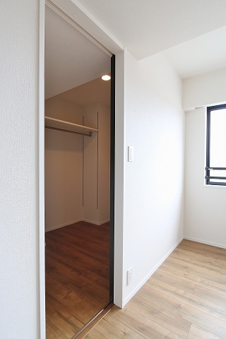 ウォークインクローゼット付きで収納も豊富です