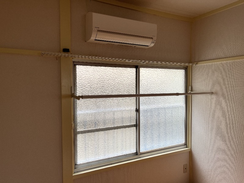 エアコンと室内物干し付きです。