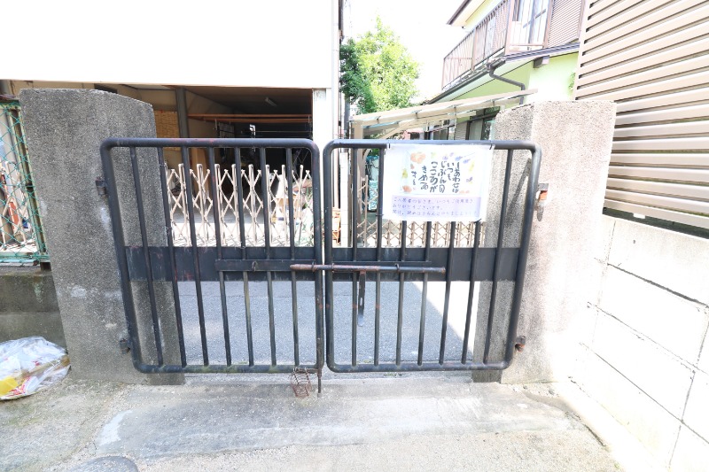 入口には柵が付いています。