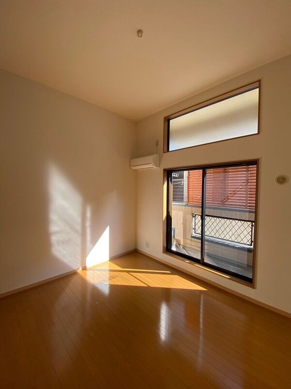 家具の配置に困らないリビングですね