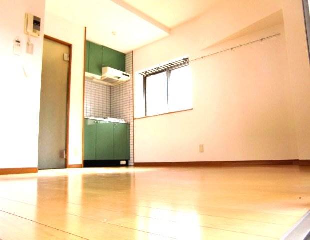 家具の配置に困らないリビングですね