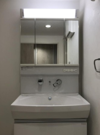 嬉しい三面鏡付きの独立洗面台