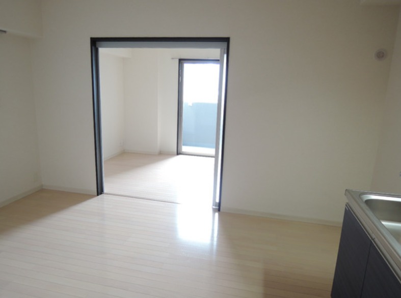 白を基調とした明るい室内です