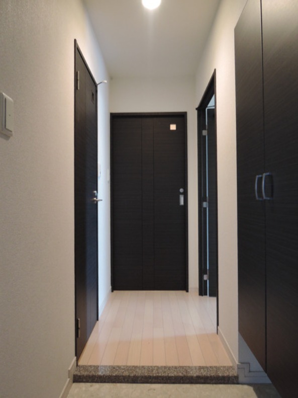 大きなシューズボックス付きの玄関です