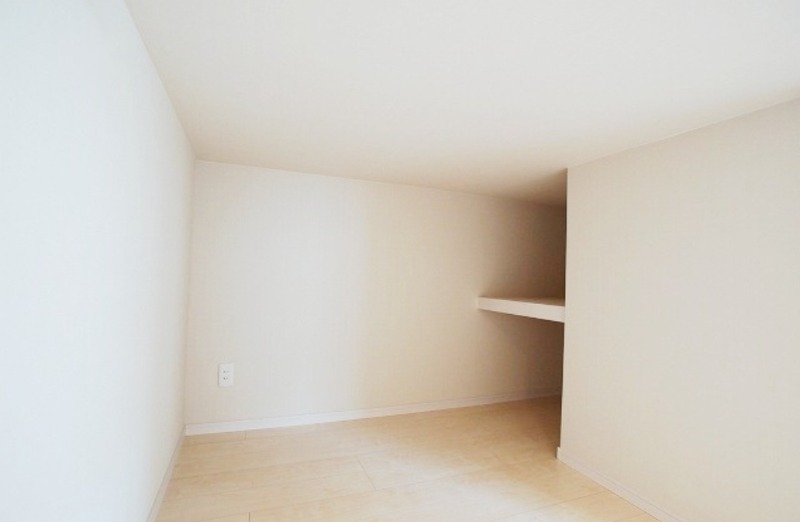 こちらは寝室にピッタリの洋室です