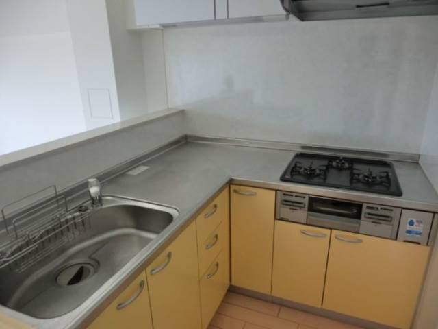 L字キッチンで広々いスペースですね