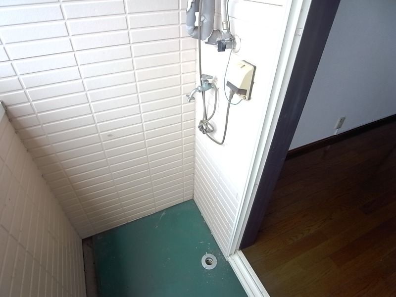 バルコニーに洗濯機置場があります